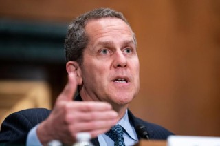 美联储理事Barr警告监管放松或导致银行体系中风险累积