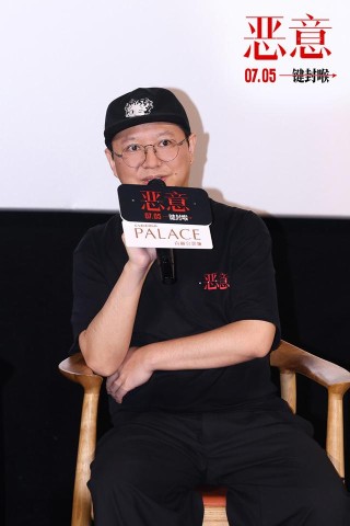 聚焦一场坠楼案引发的网络暴力，陈思诚张小斐新片《恶意》上海首映