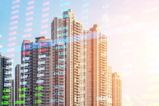 如何在房地产市场波动中成功卖房？这些策略有哪些风险？