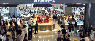 五一黄金“跳水”引爆抢购潮：水贝市场人山人海，有游客拖箱扫货，回收商忙到“手软”