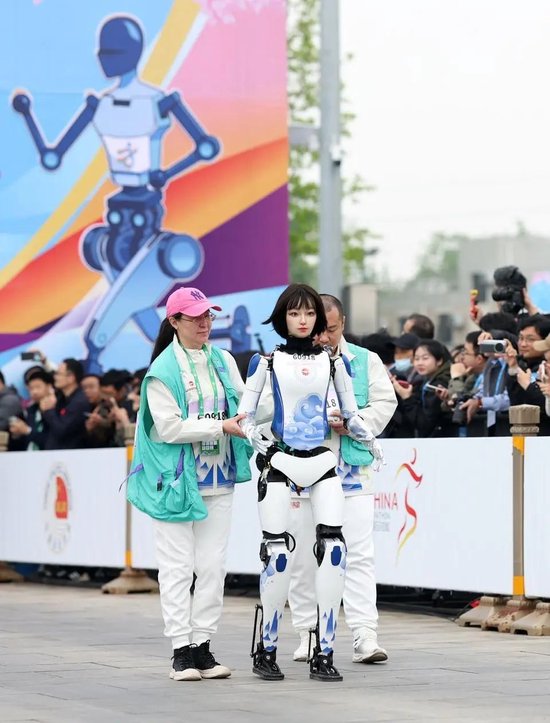 人形机器人半马奖项发布！宇树科技回应G1摔倒：未参赛，最近事多！夺冠机器人背后股东涉这些上市公司  第16张