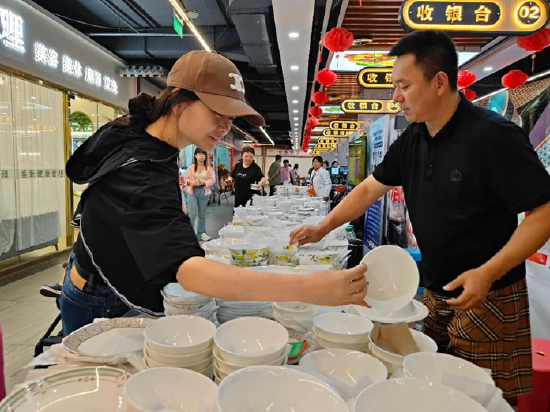 她数度哽咽，想让唐山骨质瓷再放光华！  第4张