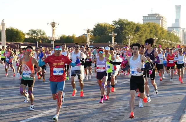 2025年北京马拉松天安门广场鸣枪起跑,3.2万余名选手同场竞技 第2张 2025年北京马拉松天安门广场鸣枪起跑,3.2万余名选手同场竞技 第2张