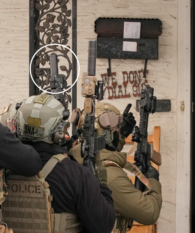 照片曝光！美媒：美移民执法行动部分武器疑似直接来自战场  第2张