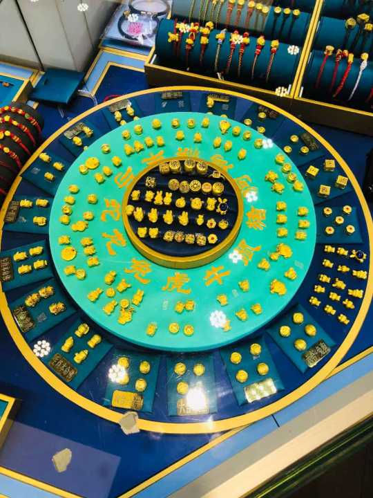 品牌金饰又涨价！实探金饰市场：轻量化与工艺付费成趋势  第2张