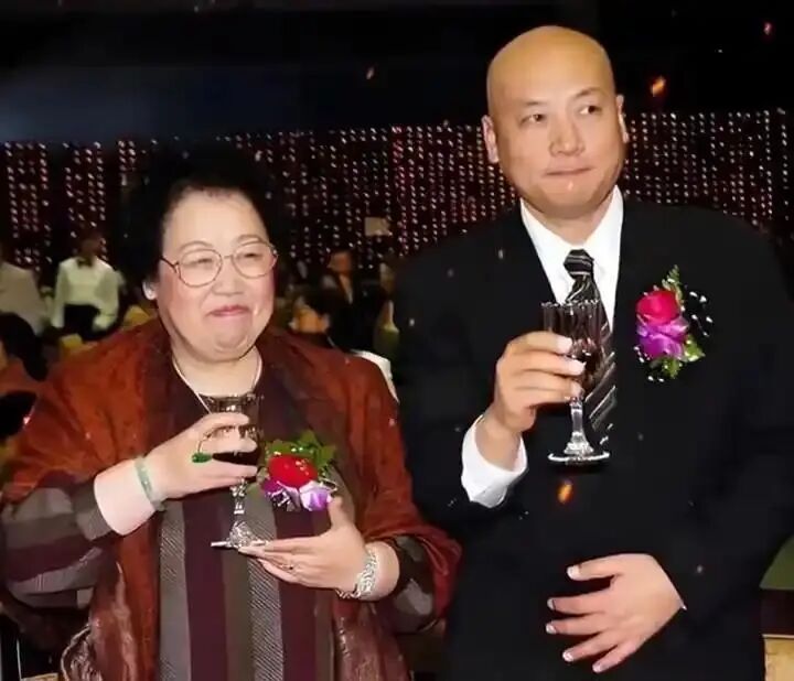 “猪八戒”马德华将送别陈丽华:大姐非常好非常有爱心,各方面都非常优秀,她为紫檀事业作出很大贡献,她的离去让我们很悲痛 第7张 “猪八戒”马德华将送别陈丽华:大姐非常好非常有爱心,各方面都非常优秀,她为紫檀事业作出很大贡献,她的离去让我们很悲痛 第7张