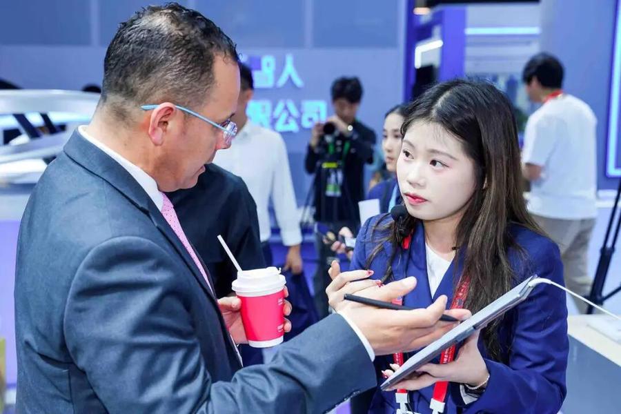 科大讯飞携AI眼镜亮相消博会,全场景AI赋能海南自贸港跨语言沟通 第6张 科大讯飞携AI眼镜亮相消博会,全场景AI赋能海南自贸港跨语言沟通 第6张